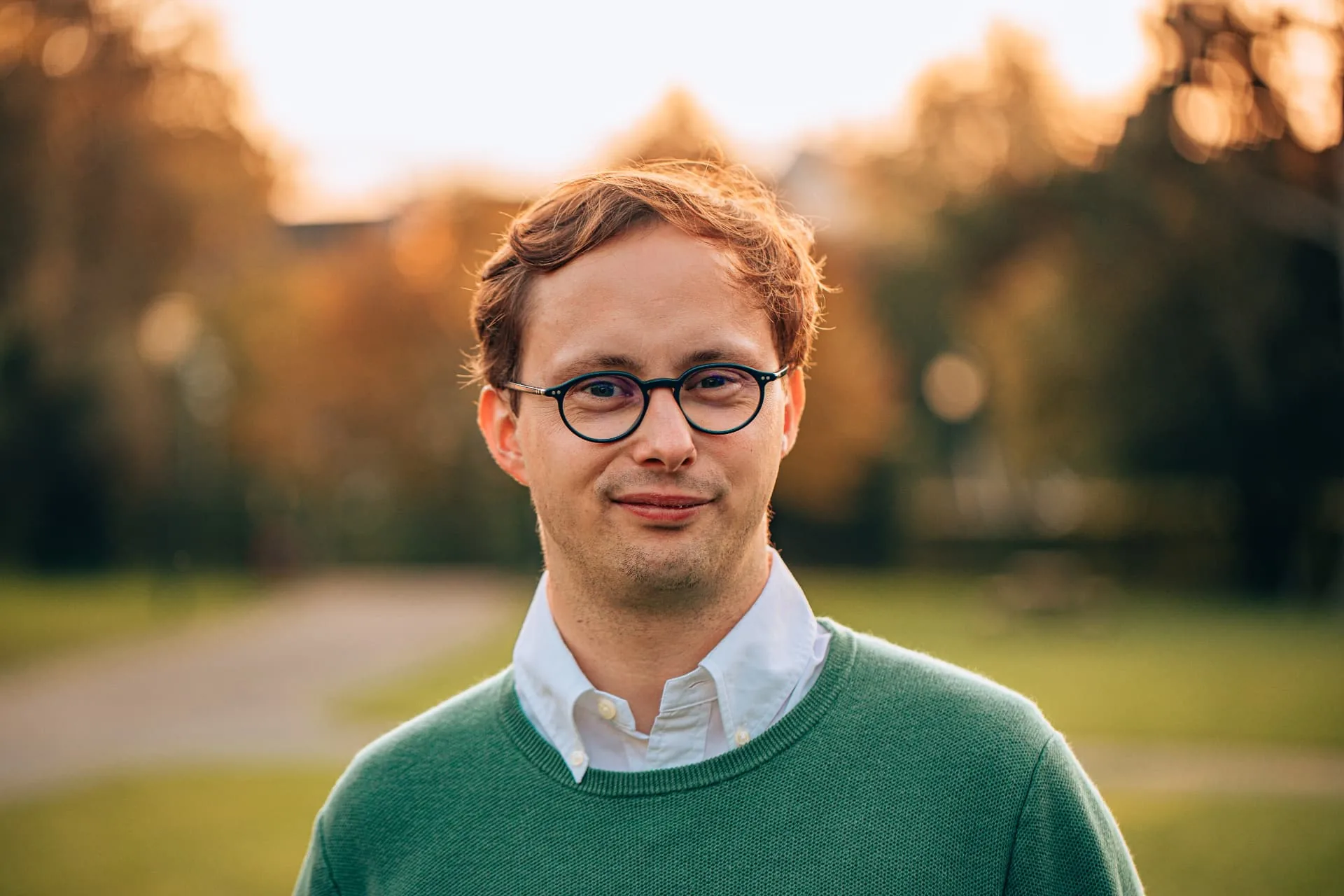 Portret van Alexandre, sommelier van Vintastique, in avondlicht