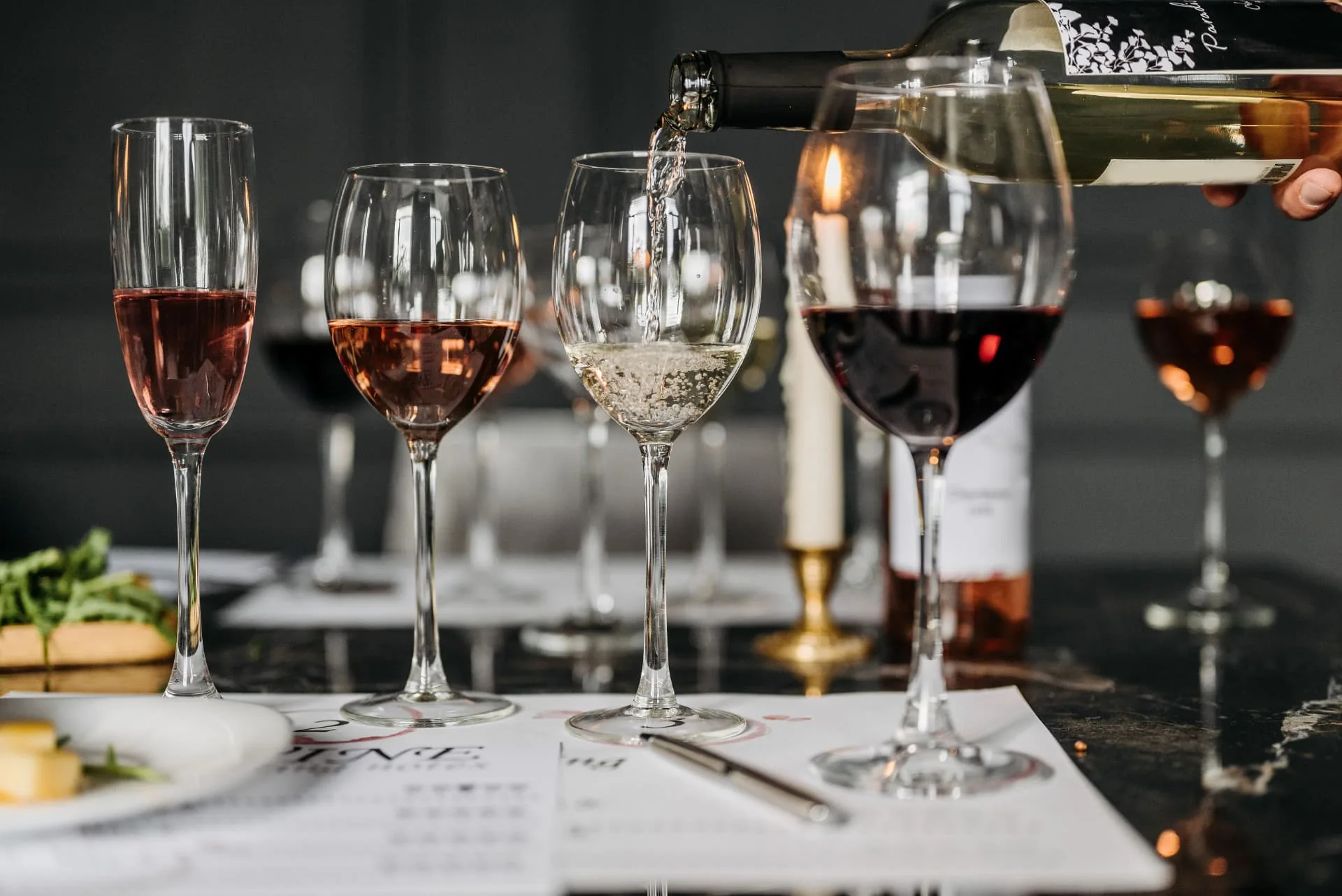 Wijnen en hapjes op tafel tijdens een degustatie